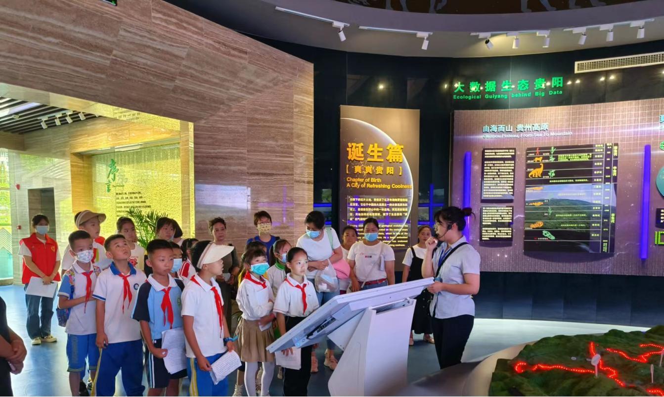 學(xué)生正在參觀貴陽(yáng)生態(tài)科普館.jpg