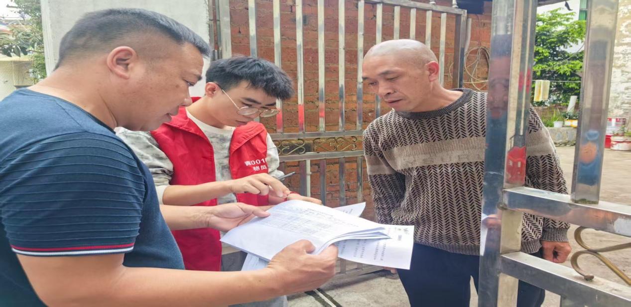 龍井村村兩委及網(wǎng)格員入戶給村民宣傳未成年人防溺水，電信詐騙等內(nèi)容.jpg